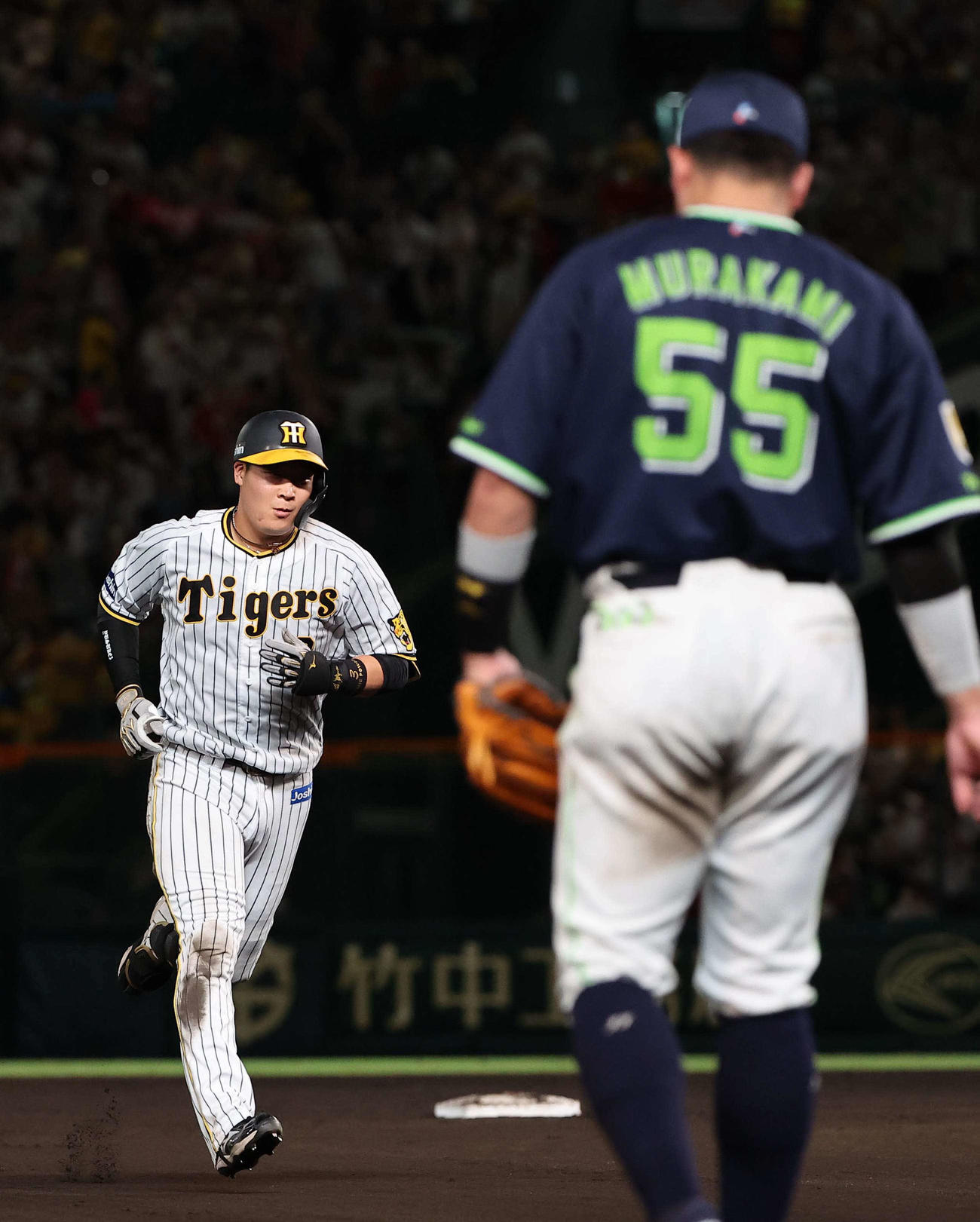 阪神対ヤクルト　8回裏阪神無死、大山は左越えにソロ本塁打を放つ。右は村上（撮影・上田博志）