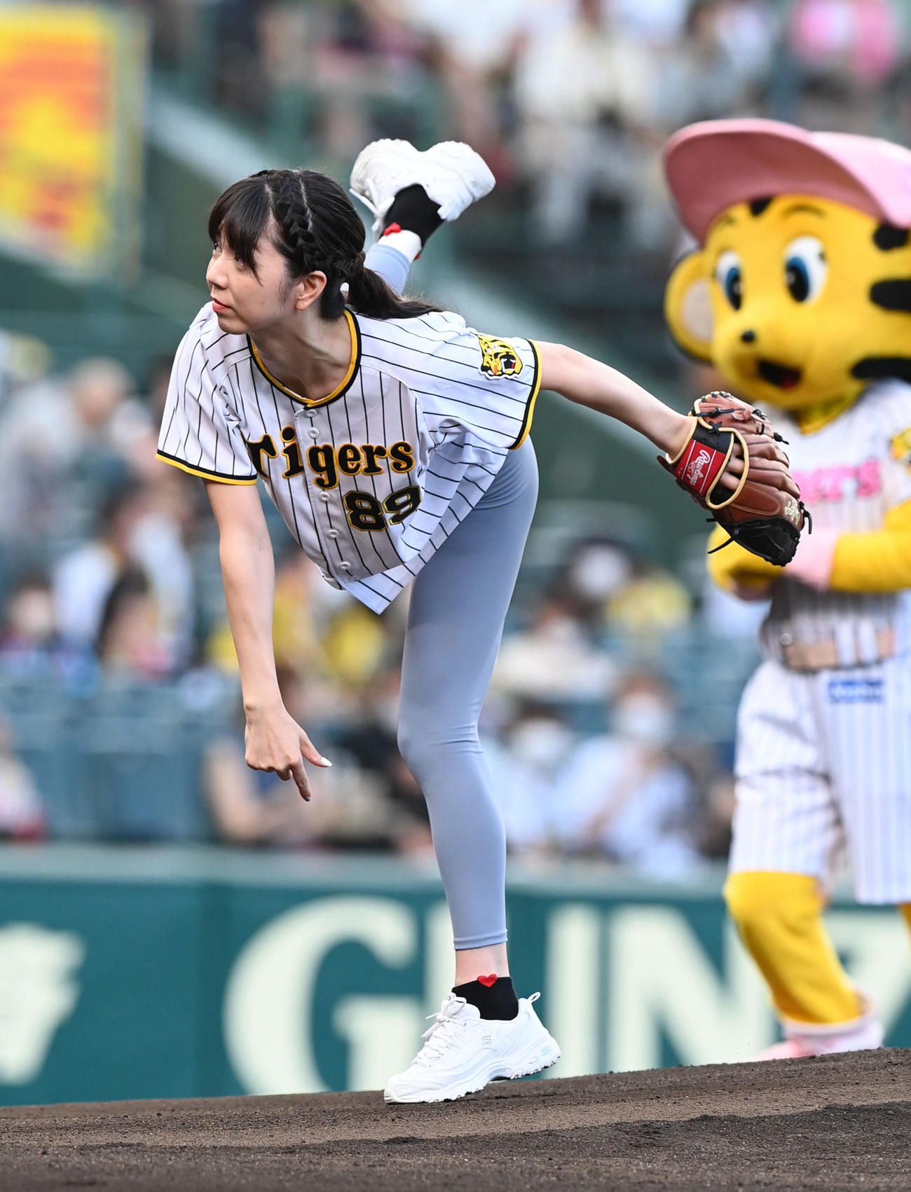 阪神対ヤクルト　始球式を務めたモデルのちぱる（撮影・前岡正明）