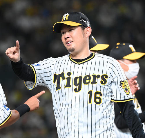 阪神対ヤクルト 6回、笑顔でベンチに戻る西勇(撮影・前岡正明)