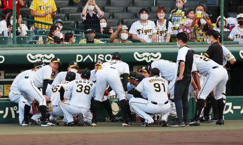 阪神対ヤクルト 試合前円陣を組む阪神ナイン(撮影・加藤哉)