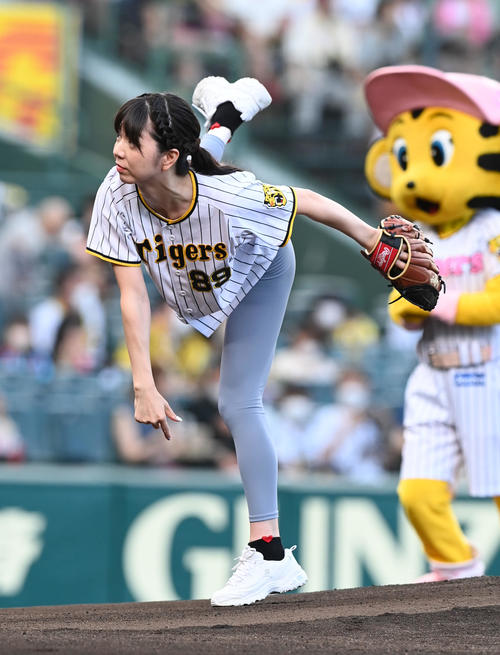 阪神対ヤクルト 始球式を務めたモデルのちぱる(撮影・前岡正明)