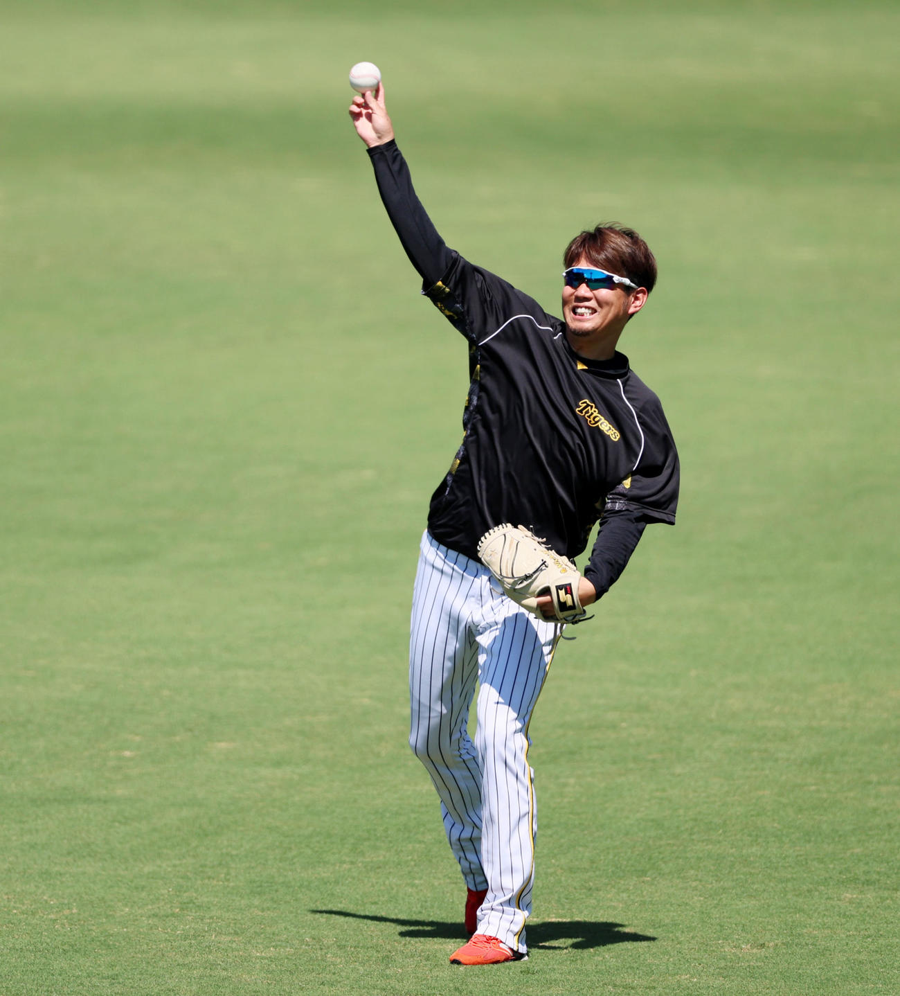阪神対ヤクルト　明るい表情でキャッチボールする西勇（撮影・加藤哉）