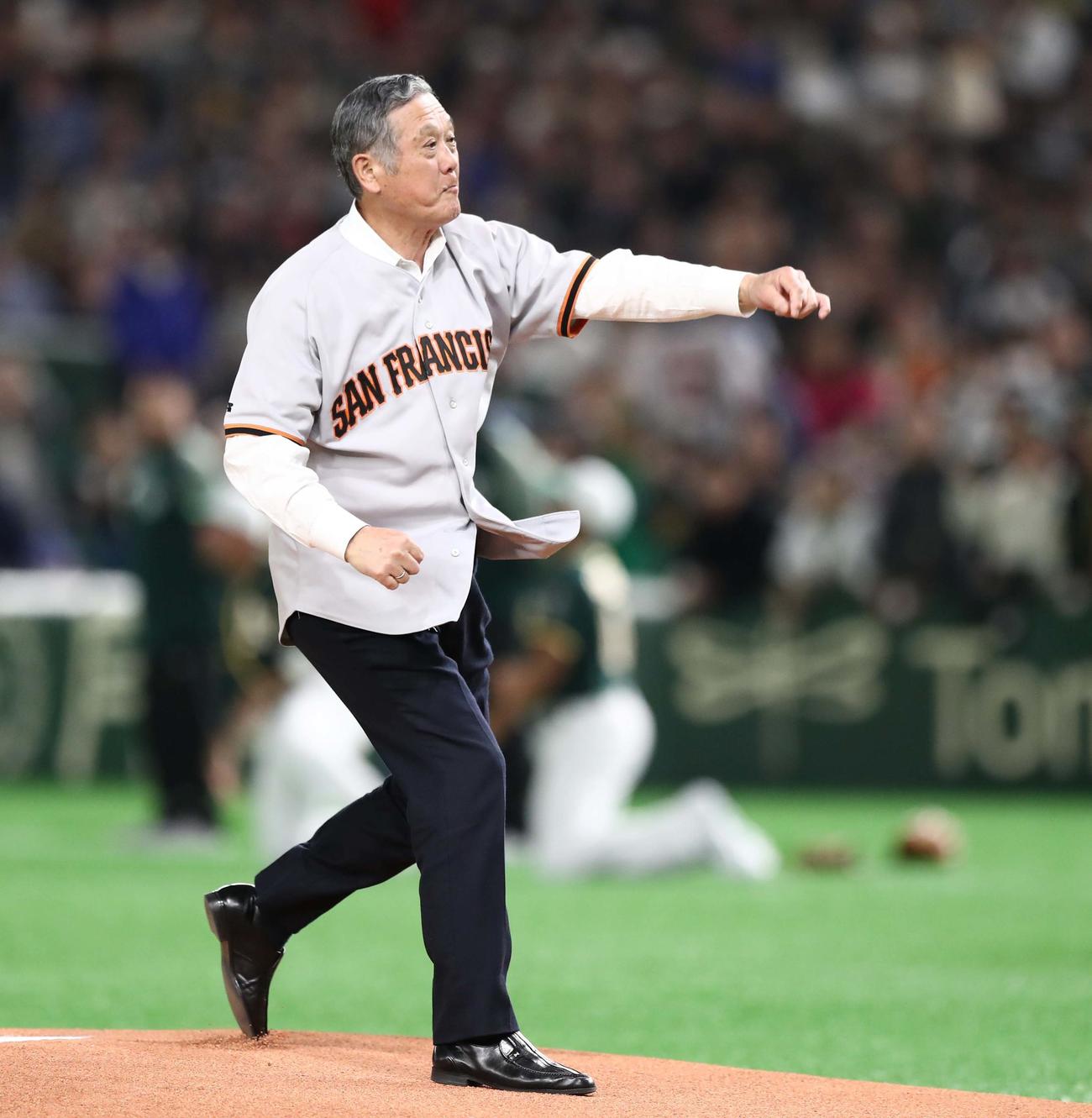 日本ハム対アスレチックス　始球式を努める村上雅則氏　（2019年3月17日撮影）