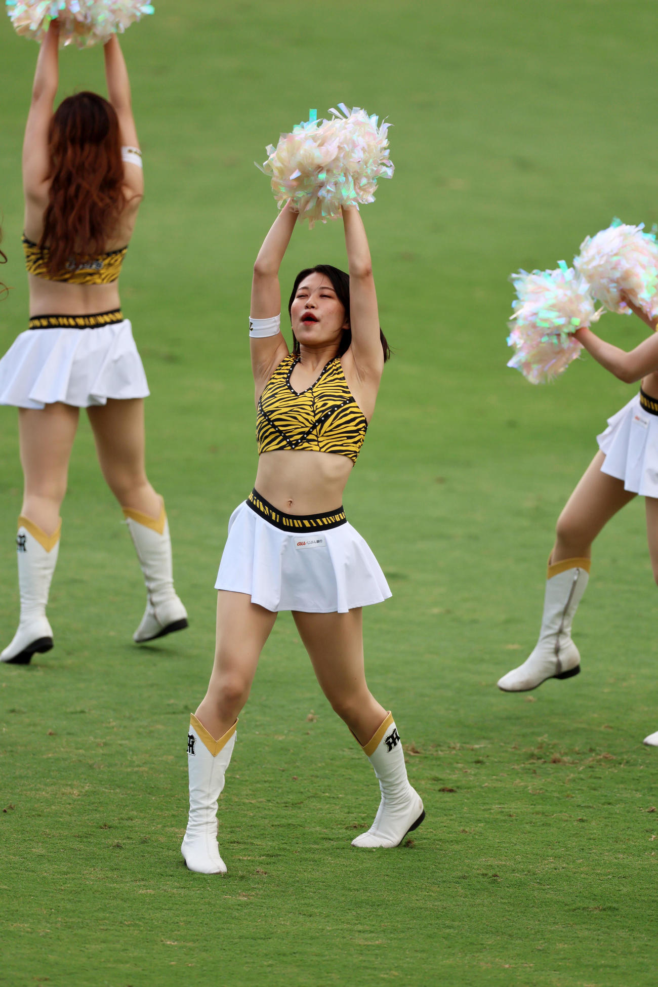 阪神対ヤクルト　試合前グラウンドでダンスを披露するタイガースガールズ（撮影・加藤哉）