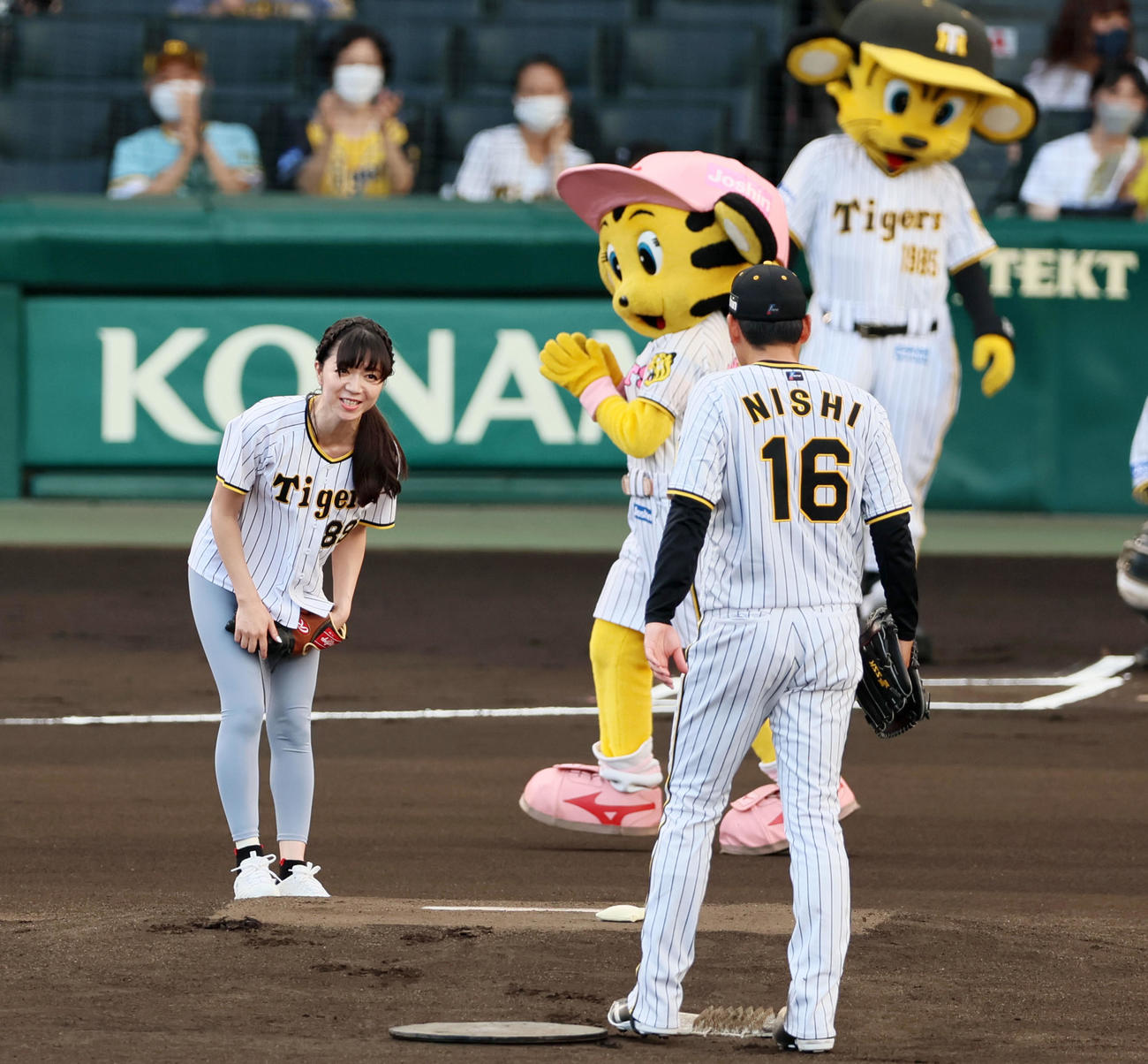 阪神対ヤクルト　始球式を行うちぱる（撮影・加藤哉）