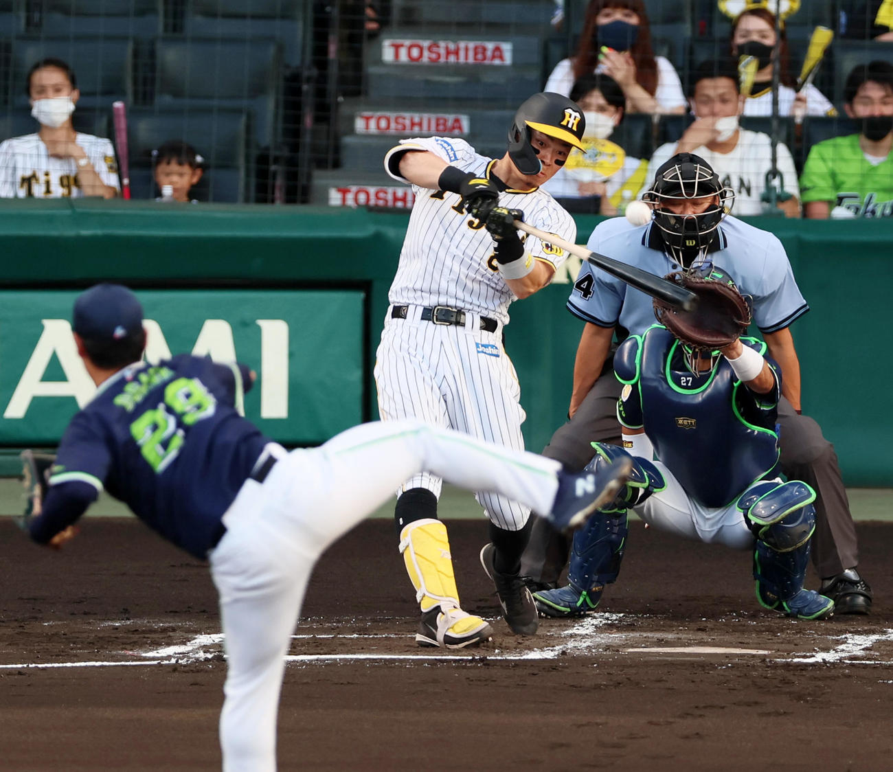 阪神対ヤクルト　1回裏阪神無死二、三塁、佐藤輝は中飛を打ち上げる。投手は小川（撮影・加藤哉）