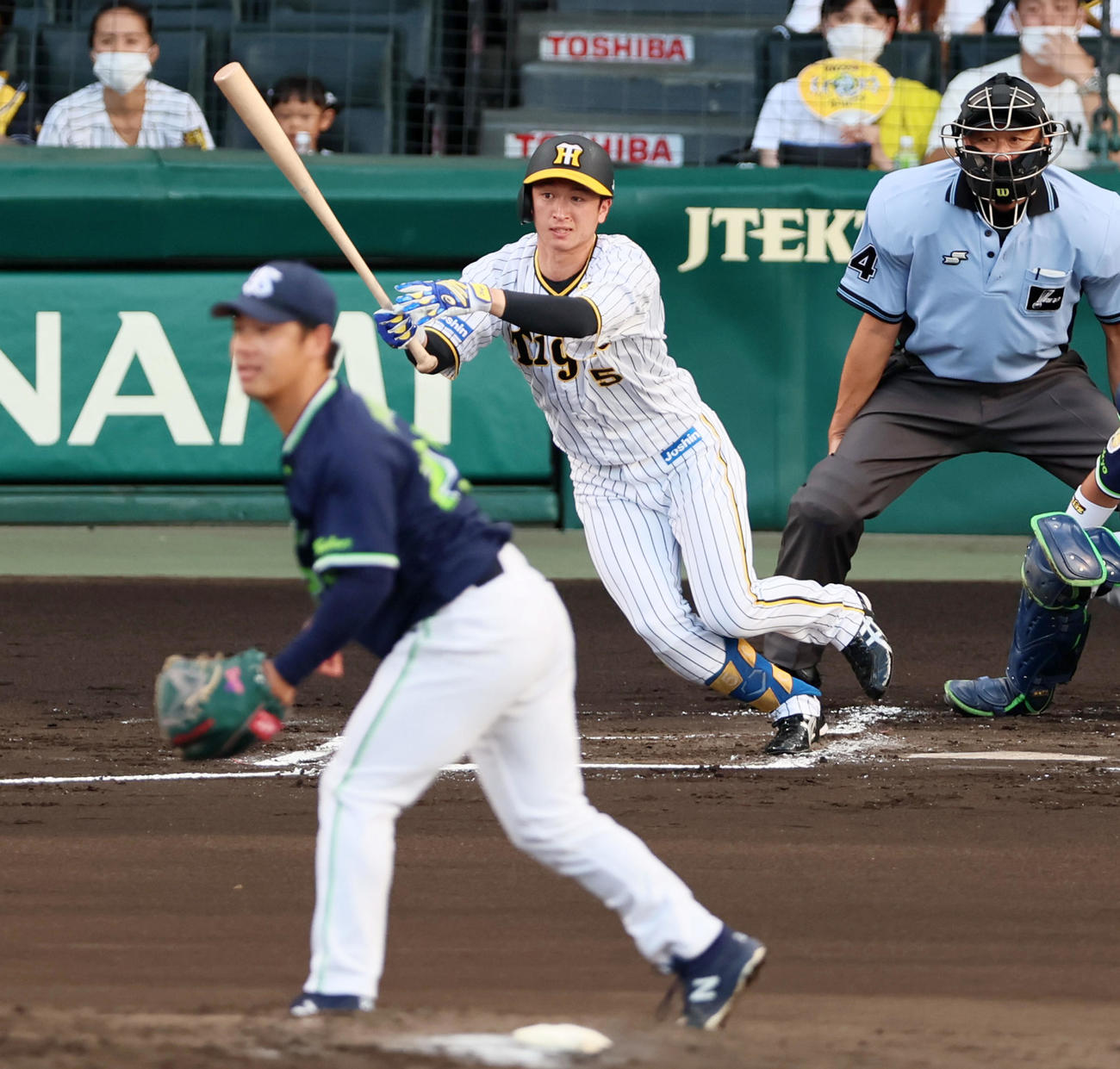 阪神対ヤクルト　1回裏阪神無死一、三塁、近本は右前適時打を放つ、投手は小川（撮影・加藤哉）
