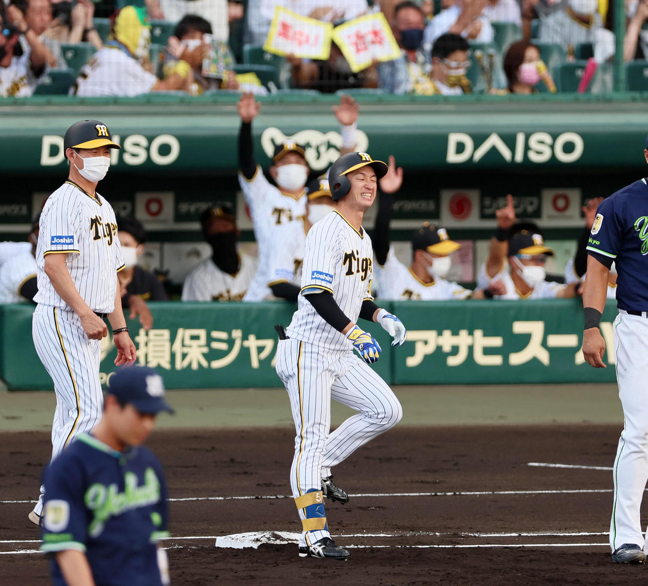 阪神対ヤクルト　1回裏阪神無死一、三塁、近本は自打球を当てた直後に右前適時打を放ち塁上で顔をしかめる（撮影・加藤哉）