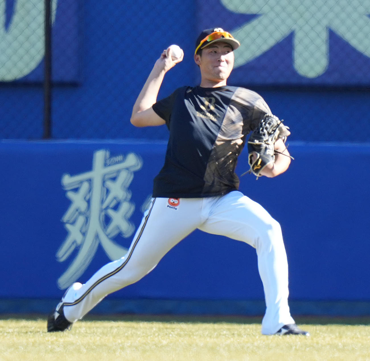ロッテ対オリックス　試合前練習でキャッチボールするオリックス東（撮影・鈴木みどり）