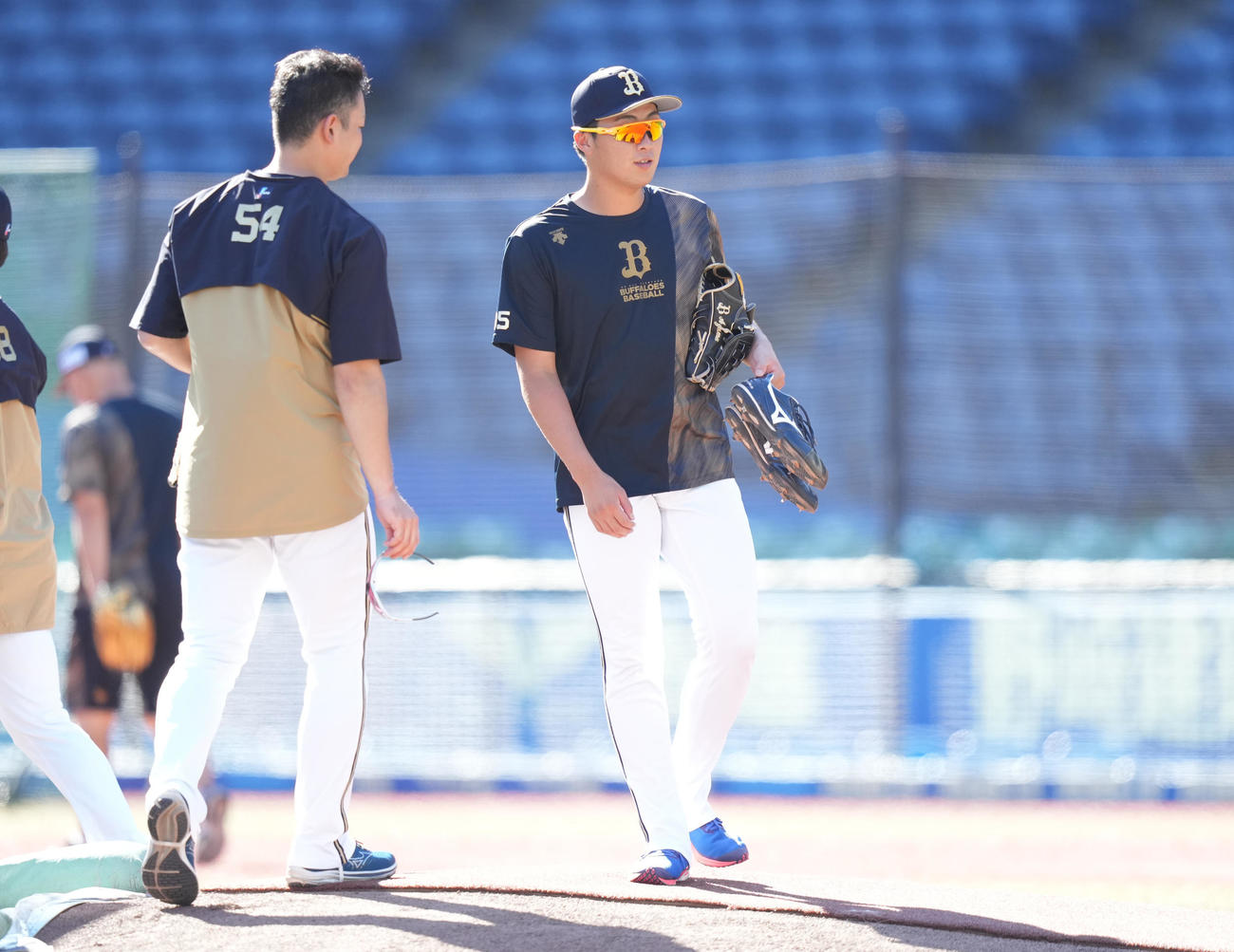 ロッテ対オリックス　試合前練習でマウンドの状態を確認するオリックス東（右）（撮影・鈴木みどり）