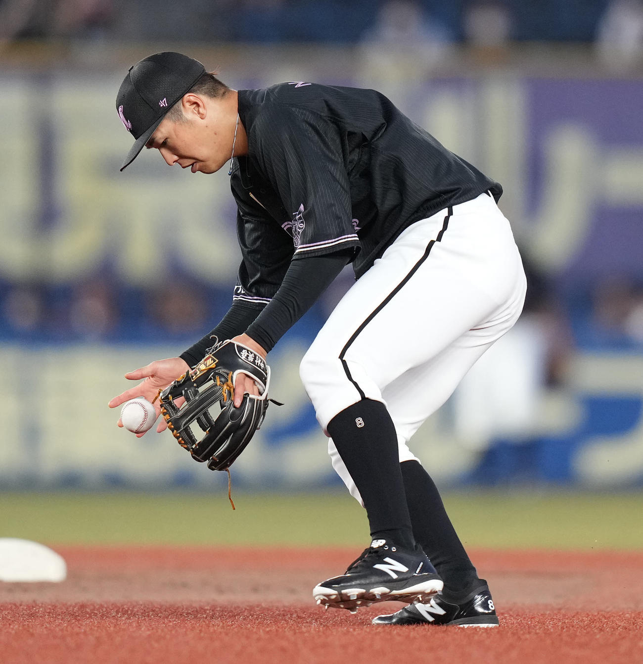 ロッテ対オリックス　3回表オリックス1死一、三塁、杉本の打球を落球する二塁手中村奨。故意に落球したと見なされ、杉本の二飛となる（撮影・鈴木みどり）