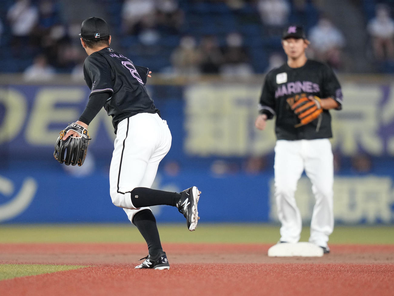 ロッテ対オリックス　3回表オリックス1死一、三塁、杉本の打球を落球した後、二塁へ送球する二塁手中村奨（撮影・鈴木みどり）