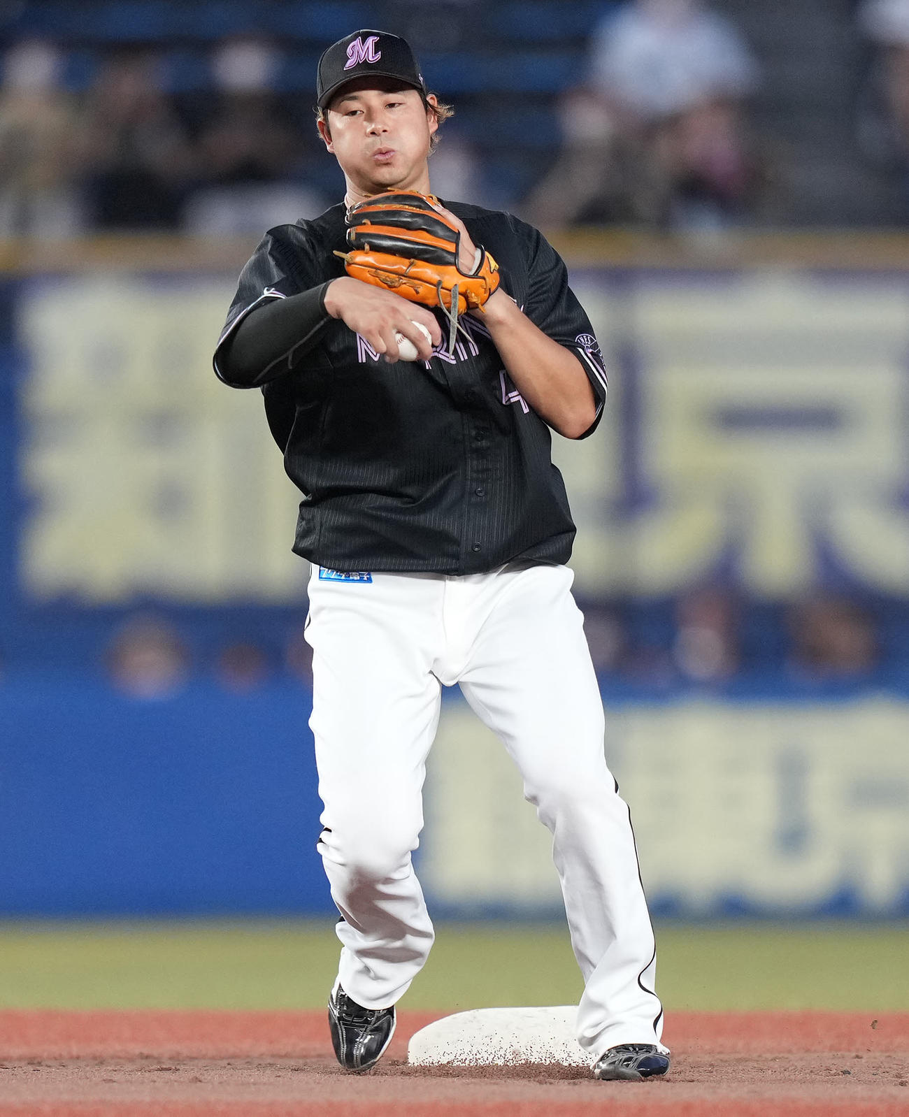 ロッテ対オリックス　3回表オリックス1死一、三塁、杉本の打球を二塁手中村奨から二塁で受けた遊撃手藤岡は一塁へは送球しない（撮影・鈴木みどり）