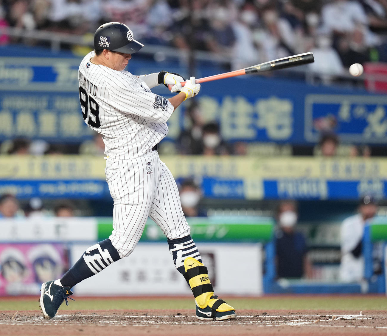 ロッテ対オリックス　3回表オリックス1死一、三塁、杉本の打球は二塁手中村奨が落球し二塁へ送球するも、故意の落球と見なされ、杉本は二飛となる（撮影・鈴木みどり）