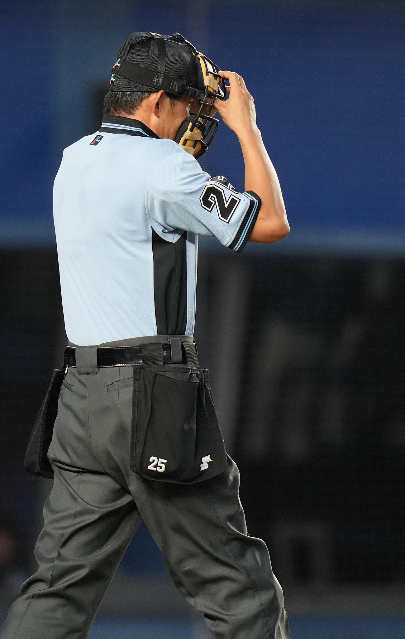 ロッテ対オリックス　3回表オリックス1死一、三塁、杉本の打球を二塁手中村奨が故意に落球したと説明した後、本塁に戻る石山球審（撮影・鈴木みどり）