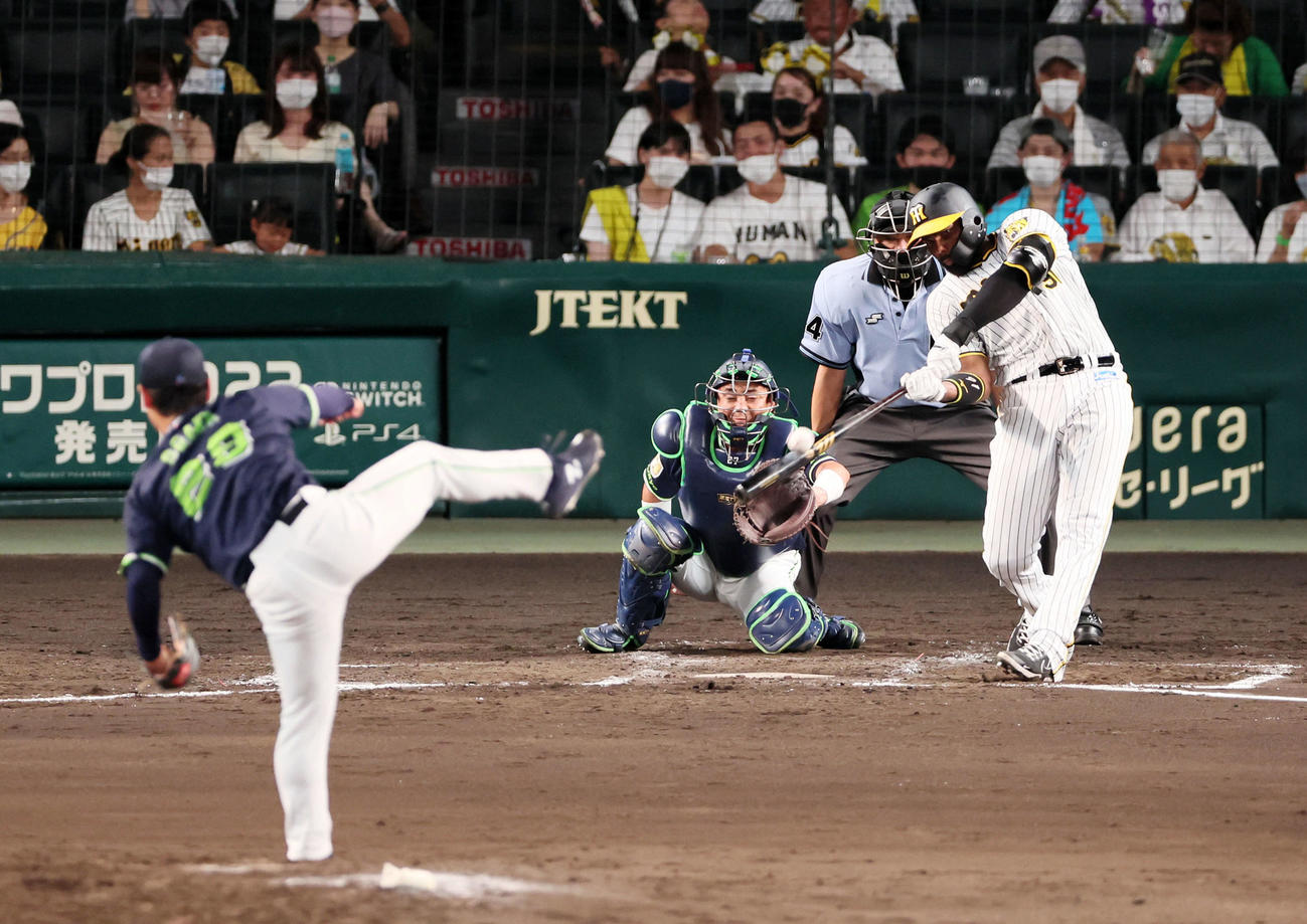 阪神対ヤクルト　4回裏阪神無死、ロドリゲスは左越えソロ本塁打を放つ。投手小川（撮影・加藤哉）