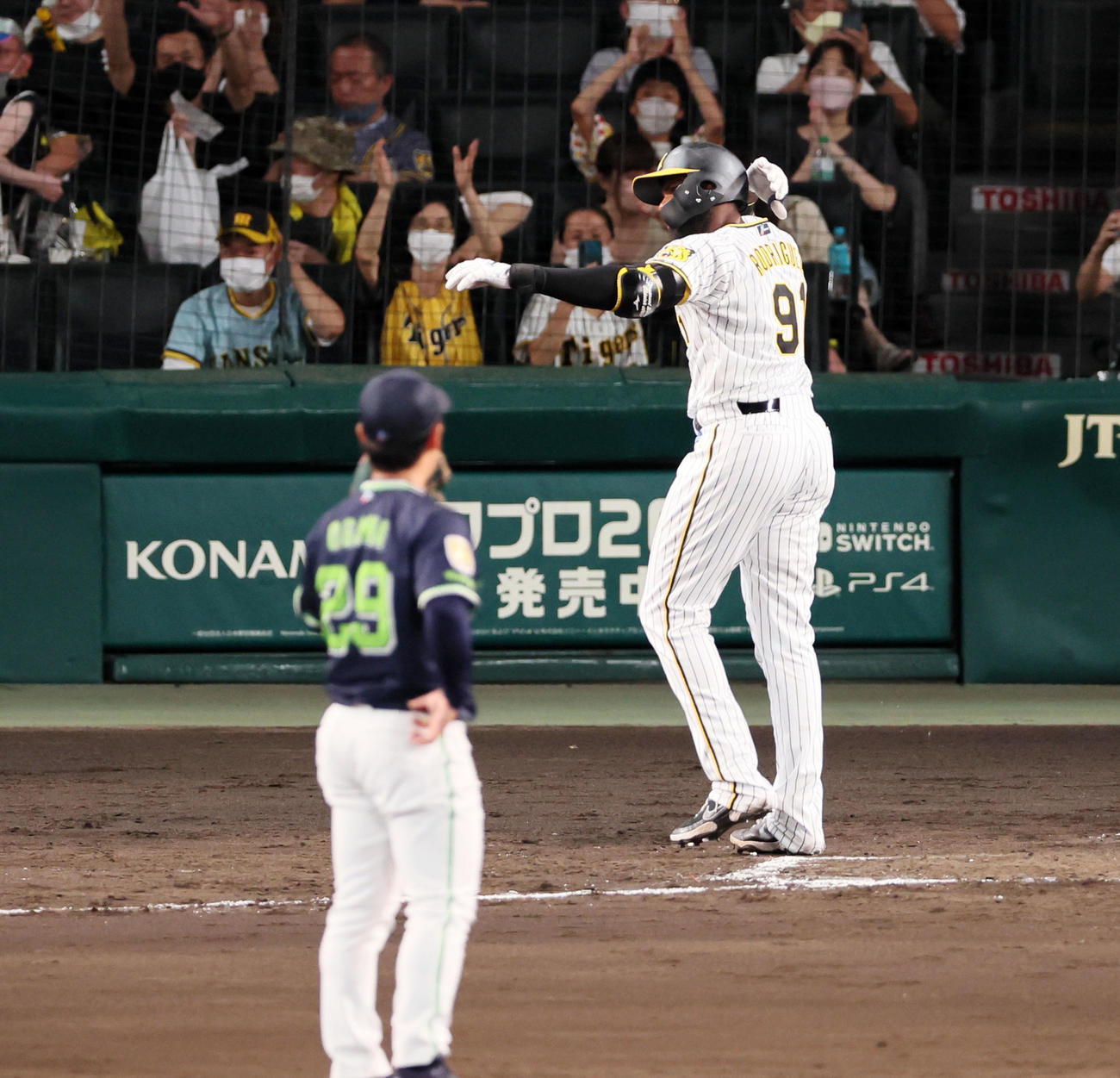 阪神対ヤクルト　4回裏阪神無死、ロドリゲスは左越えソロ本塁打を放って生還しポーズを決める。投手は小川（撮影・加藤哉）