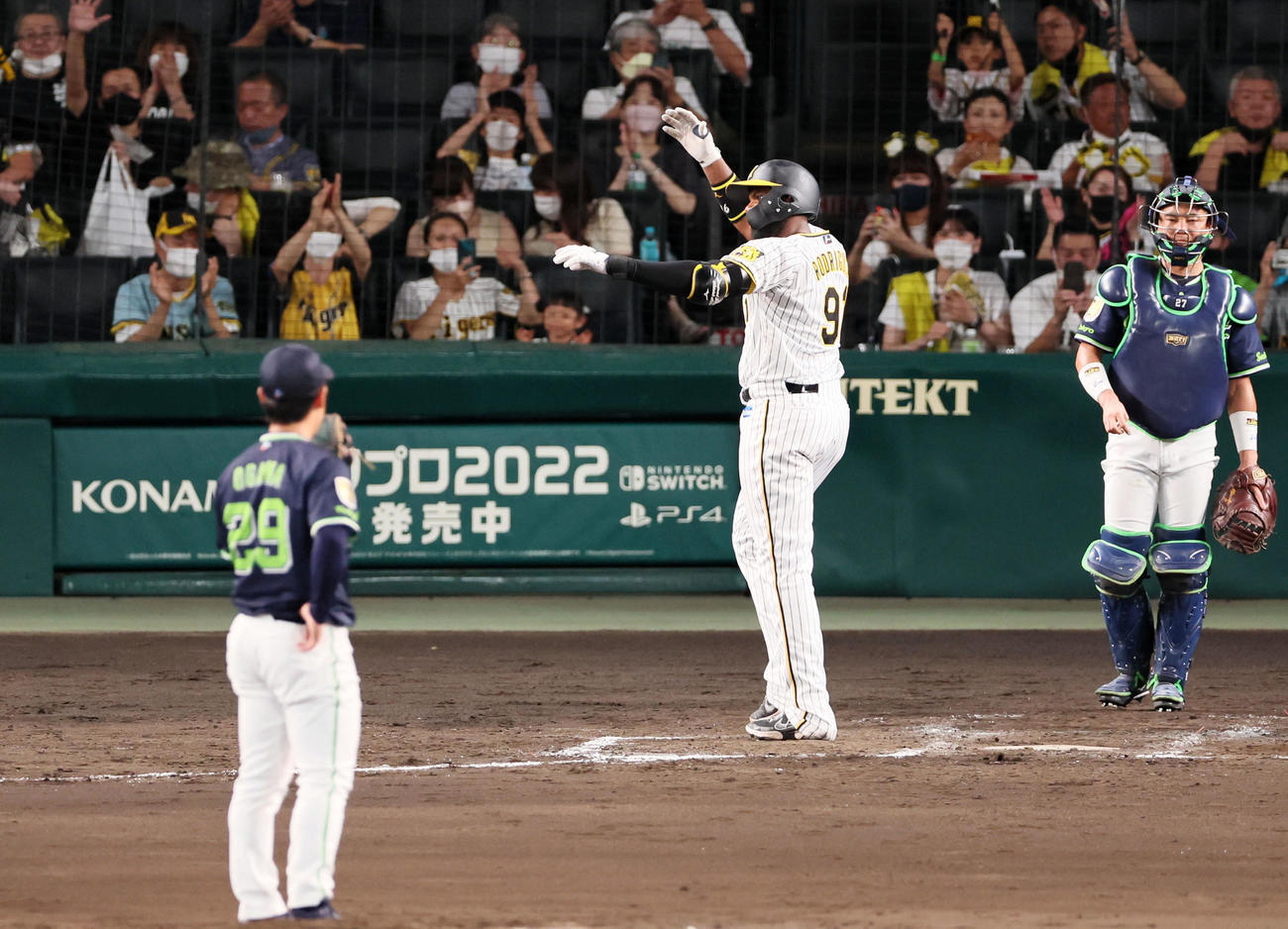 阪神対ヤクルト　4回裏阪神無死、ロドリゲスは左越えソロ本塁打を放って生還しポーズを決める。投手は小川（撮影・加藤哉）