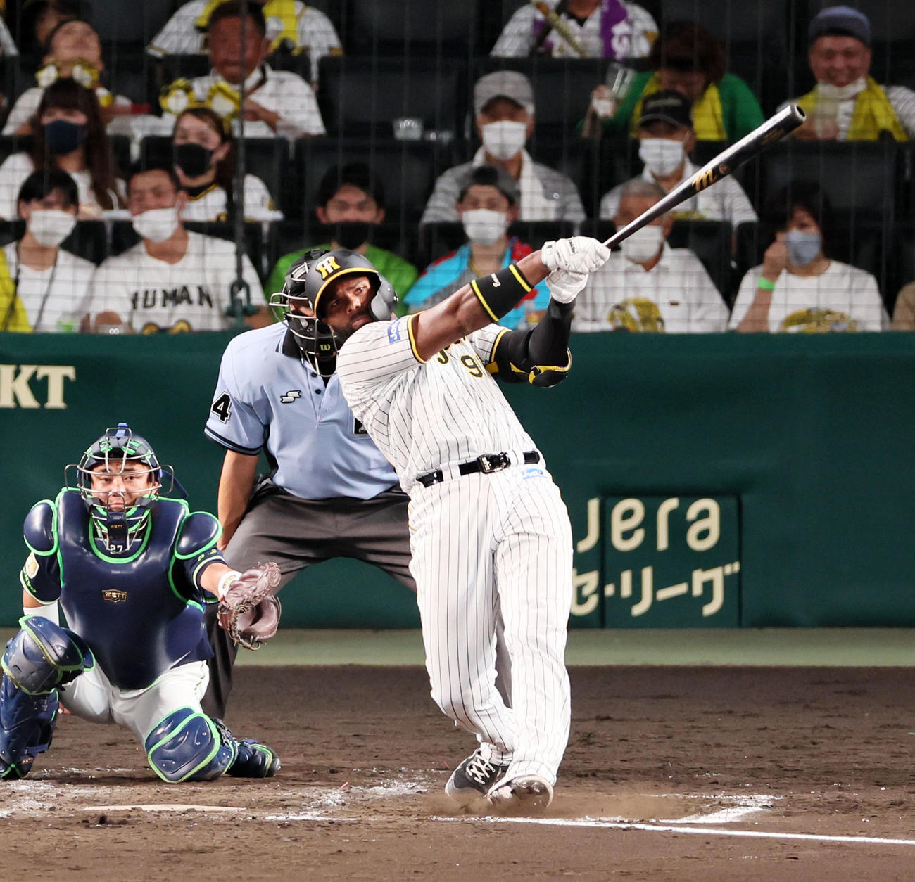 阪神対ヤクルト　4回裏阪神無死、ロドリゲスは左越えソロ本塁打を放つ（撮影・加藤哉）