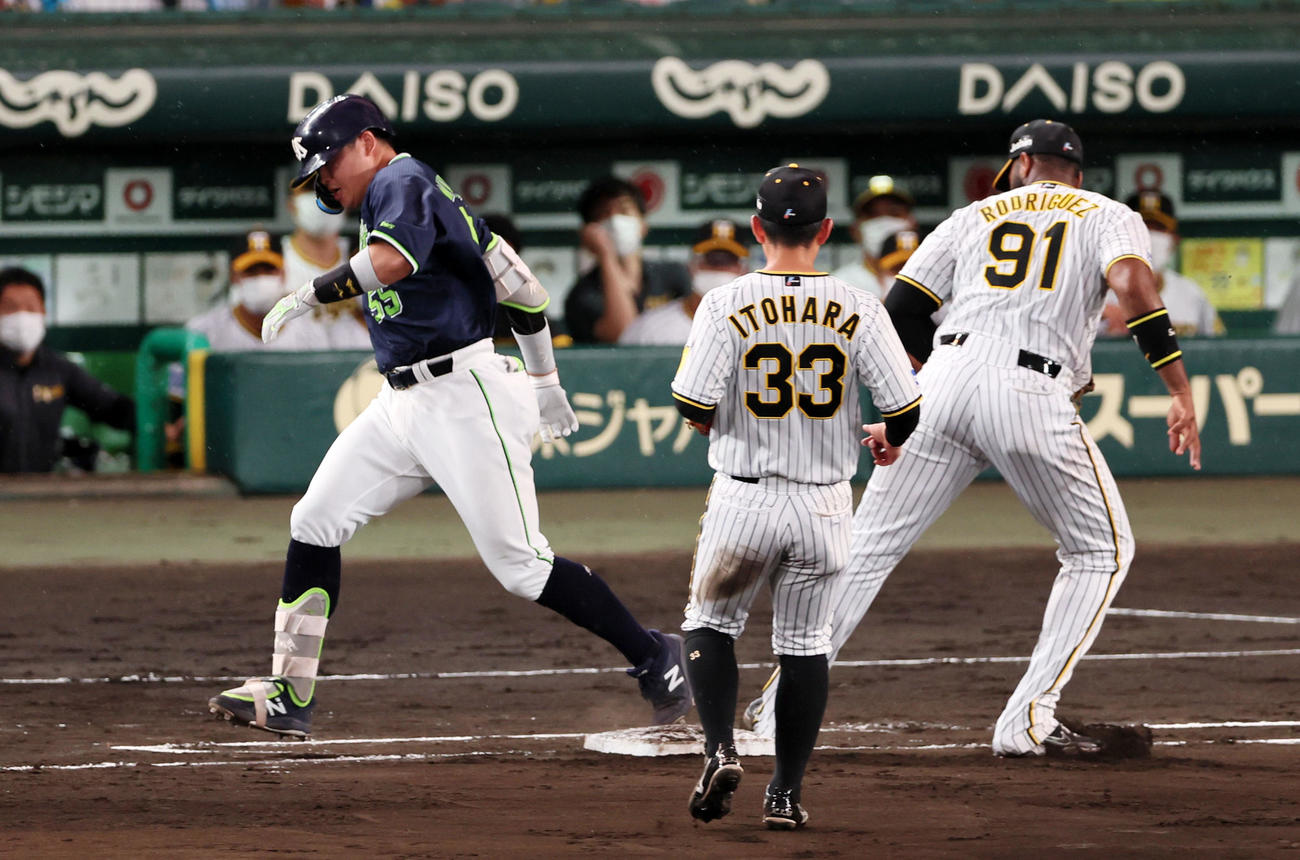 阪神対ヤクルト　4回表ヤクルト1死一塁、ロドリゲスは村上の打球を西勇から受けたがセーフとなりエラーを記録（撮影・加藤哉）