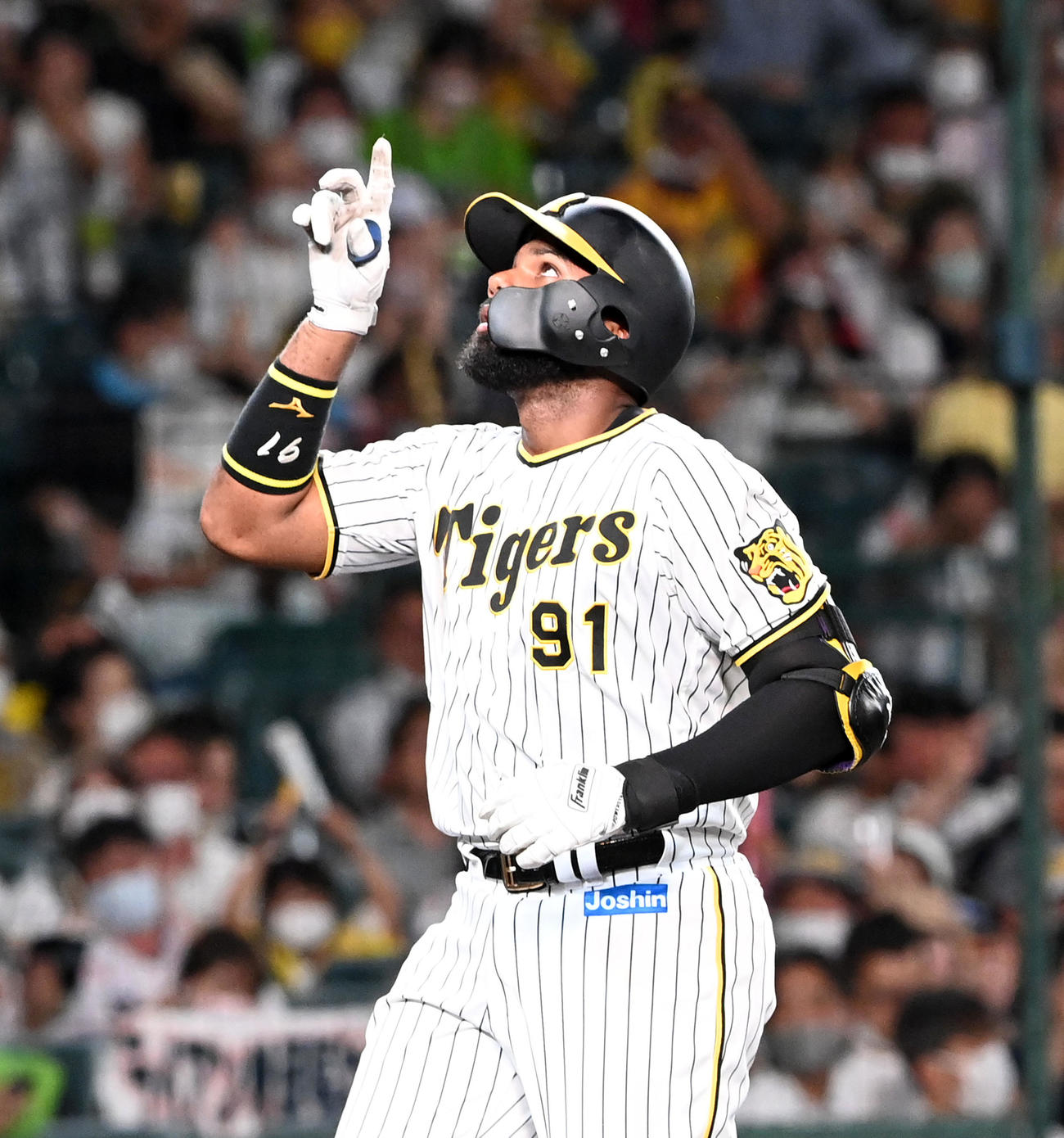 阪神対ヤクルト　4回裏阪神無死、ロドリゲスは左越え本塁打を放ち歓喜のポーズ（撮影・前岡正明）