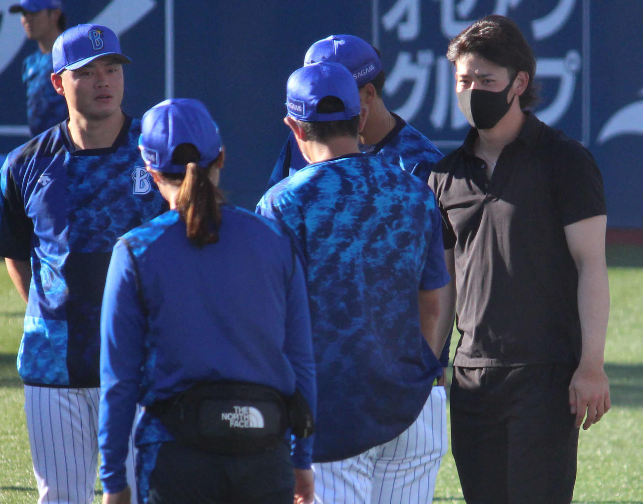 横浜スタジアムでの全体練習前にあいさつに訪れた楽天へ移籍する伊藤（右）（撮影・久保賢吾）