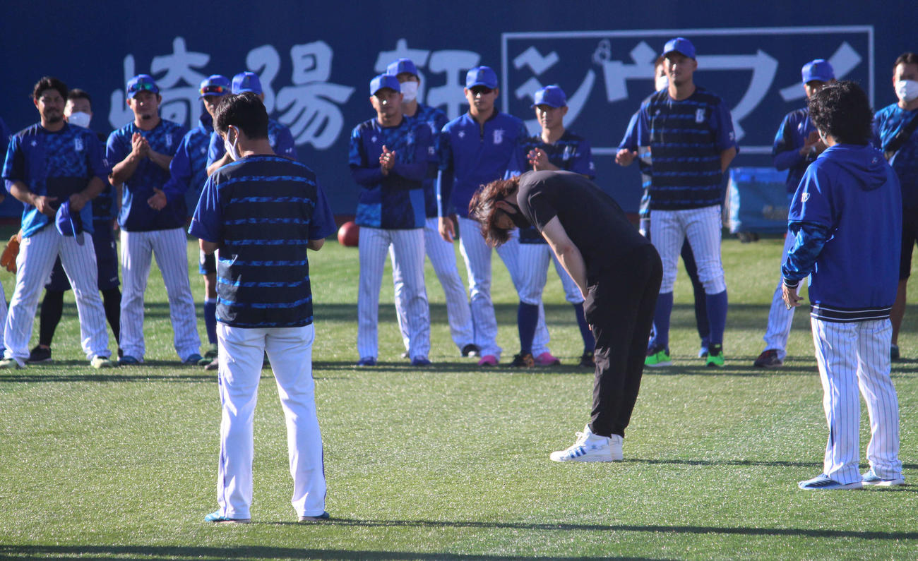 横浜スタジアムでの全体練習前にあいさつに訪れた楽天伊藤（撮影・久保賢吾）