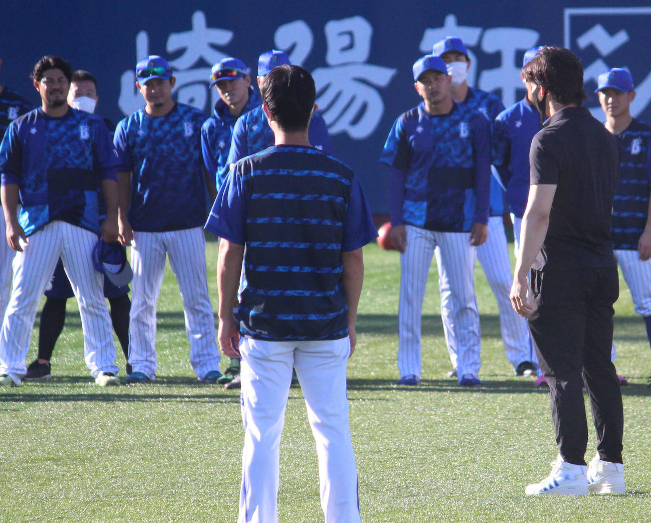横浜スタジアムでの全体練習前にあいさつに訪れた楽天へ移籍する伊藤（右）（撮影・久保賢吾）