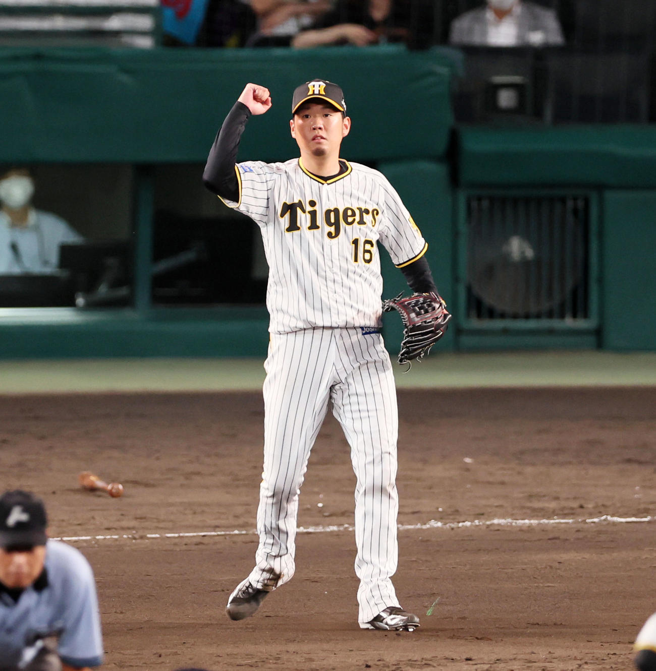 阪神対ヤクルト　4回表ヤクルト2死一、二塁、西勇は中村を遊ゴロに仕留めガッツポーズを見せる（撮影・加藤哉）