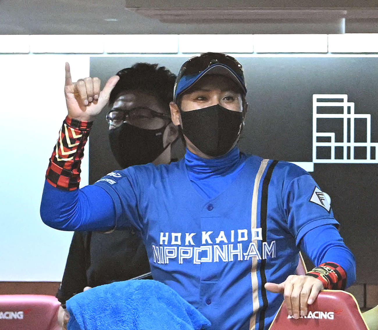 6回表、敵失から得点しビッグボスポーズする日本ハム新庄監督（撮影・滝沢徹郎）