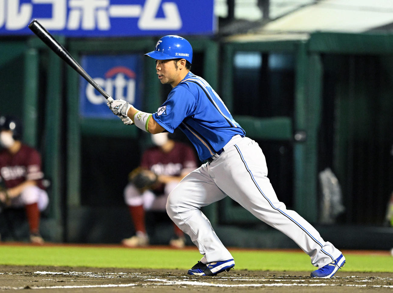 楽天対日本ハム　6回表日本ハム1死二塁、近藤は中前適時打を放つ（撮影・滝沢徹郎）