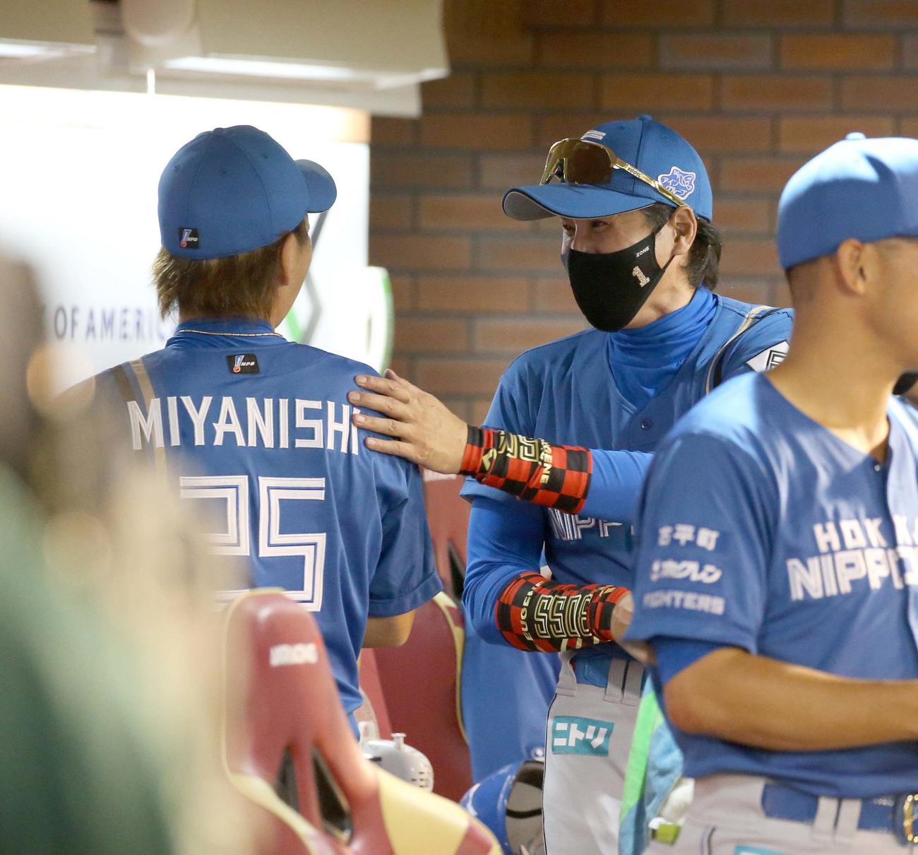 楽天対日本ハム　7回裏、途中降板の宮西を笑顔で出迎える新庄監督（撮影・黒川智章）