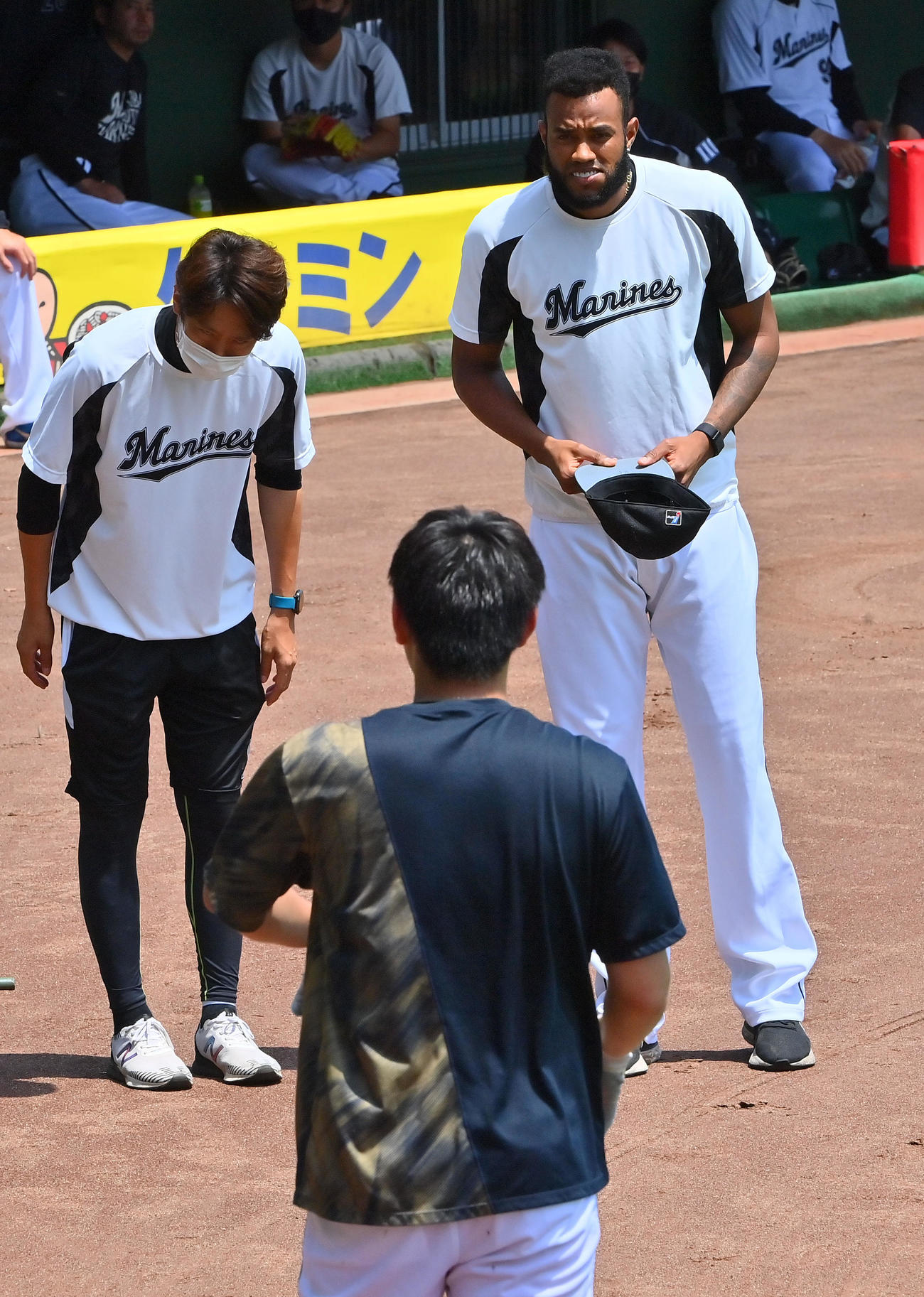 オリックス対ロッテ　9日の試合で頭部に死球を当てた紅林（手前）に謝罪するロッテのゲレーロ（2022年7月10日撮影）
