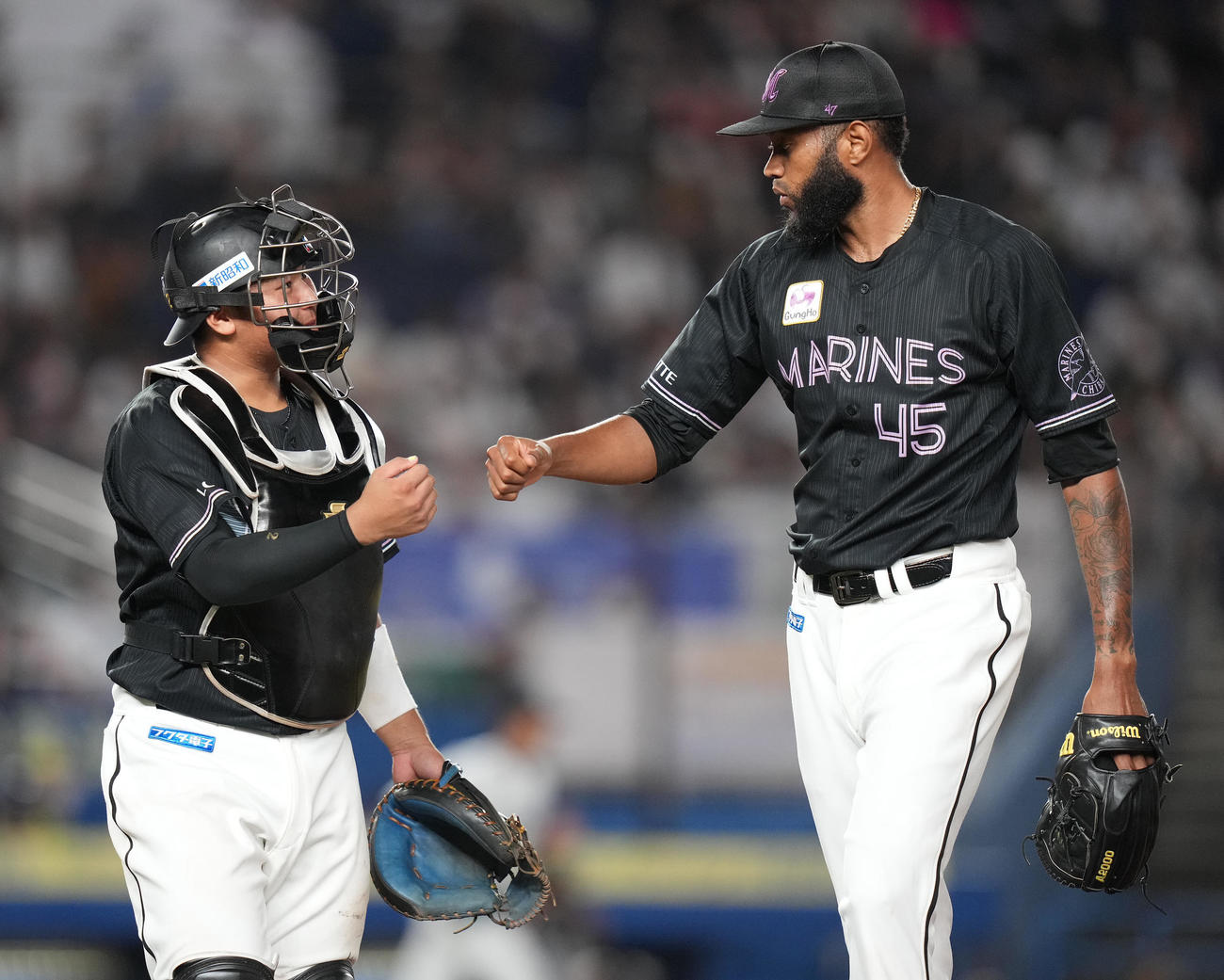 ロッテ対オリックス　7回表を3者凡退に抑え、松川（左）とタッチを交わすロッテ・ゲレーロ（撮影・鈴木みどり）