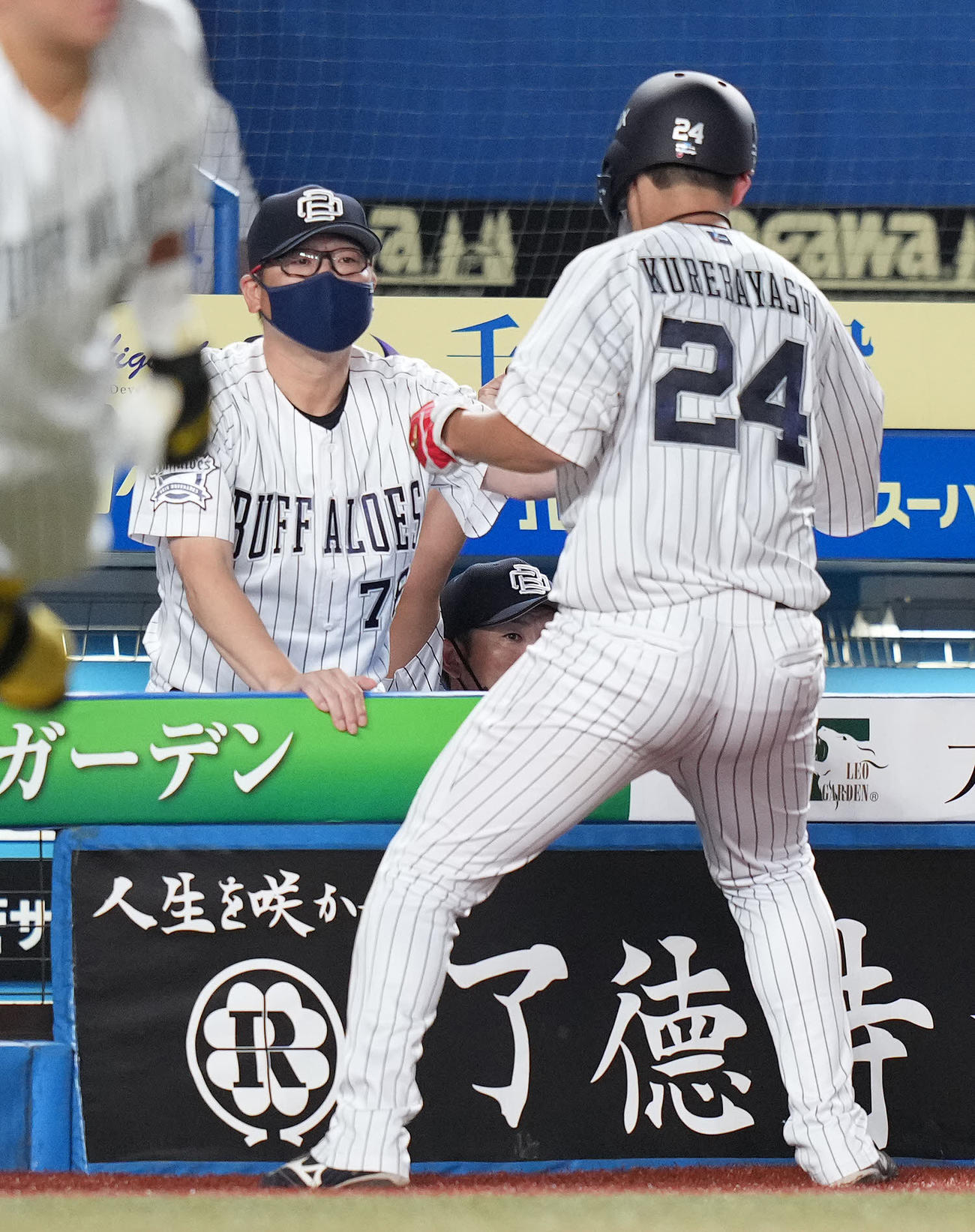 ロッテ対オリックス　6回表オリックス2死満塁、押し出し四球で生還した三塁走者紅林（右）を迎える中嶋監督（撮影・鈴木みどり）