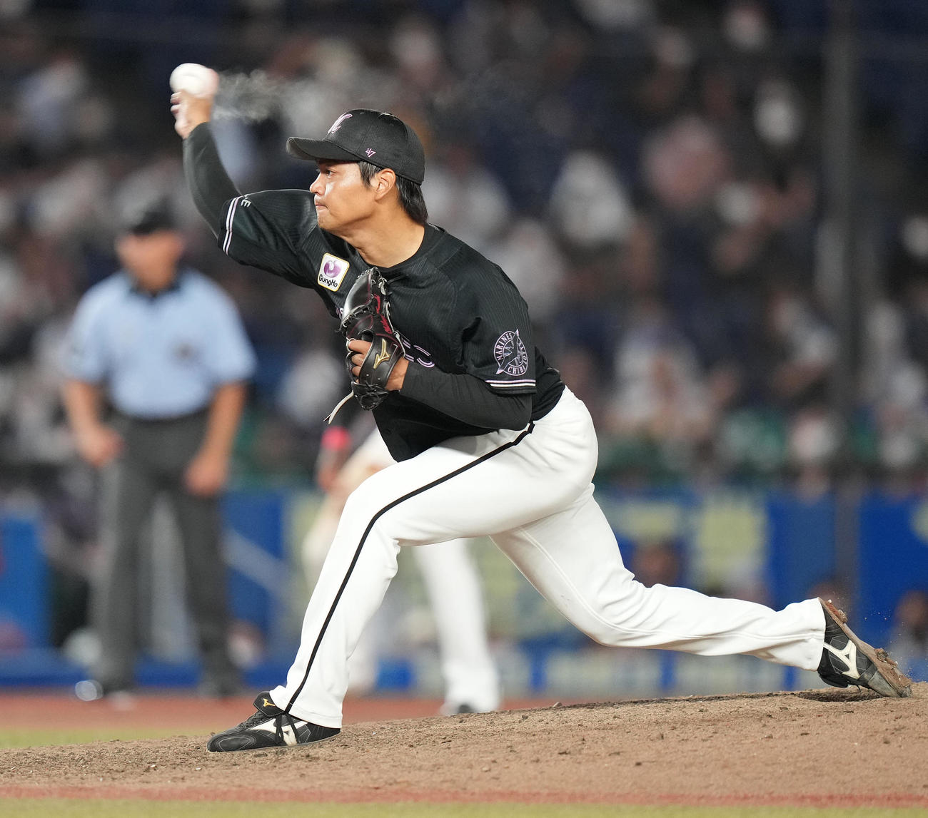 ロッテ対オリックス　10回表から6番手で登板したロッテ佐々木千（撮影・鈴木みどり）