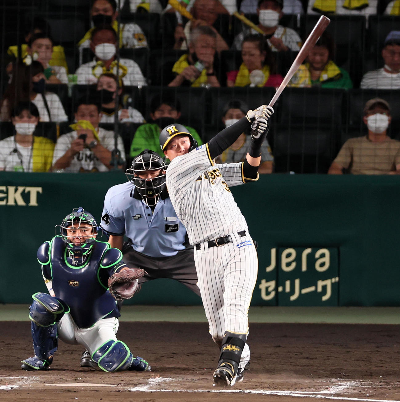阪神対ヤクルト　8回裏阪神無死、大山は左越えソロ本塁打を放つ（撮影・加藤哉）