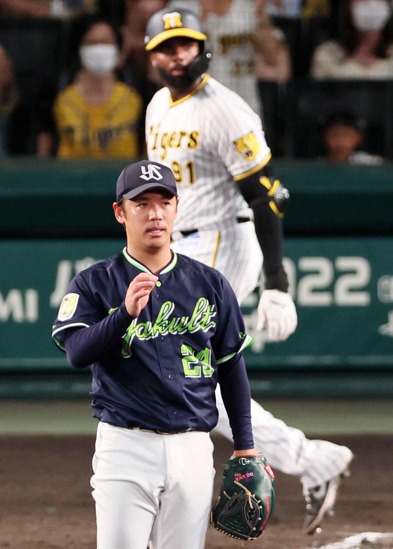 阪神対ヤクルト　4回裏阪神無死、ロドリゲス（後方）に左越えソロ本塁打を浴びる小川（撮影・加藤哉）