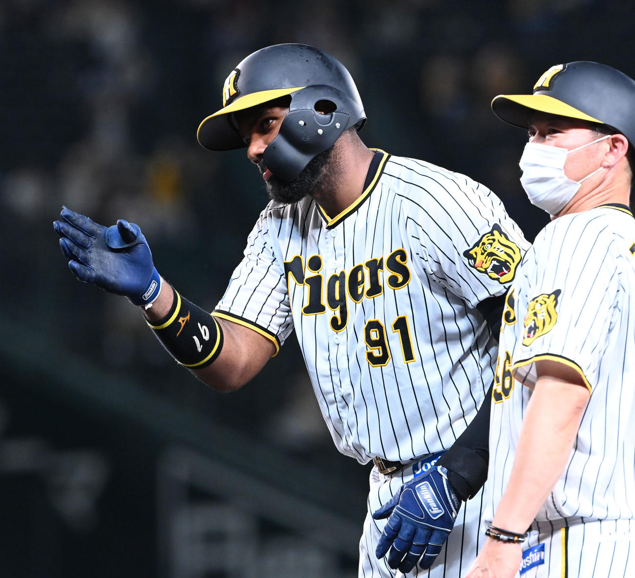 阪神対ヤクルト　8回裏阪神無死二塁、ロドリゲスは左前適時打を放ちベンチにポーズ（撮影・前岡正明）