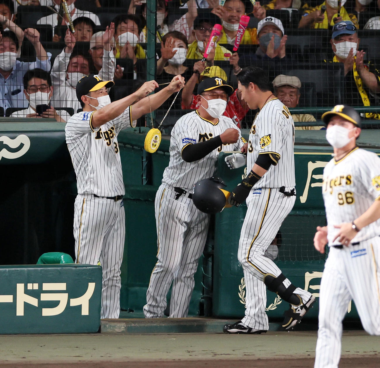 阪神対ヤクルト　8回裏阪神無死、矢野監督（左）は左越えソロ本塁打を放った大山にメダルをかける（撮影・加藤哉）
