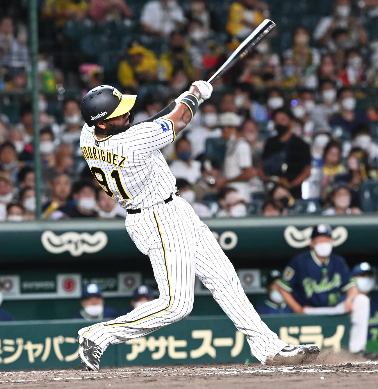 阪神対ヤクルト　4回裏阪神無死、ロドリゲスは左越え本塁打を放つ（撮影・前岡正明）