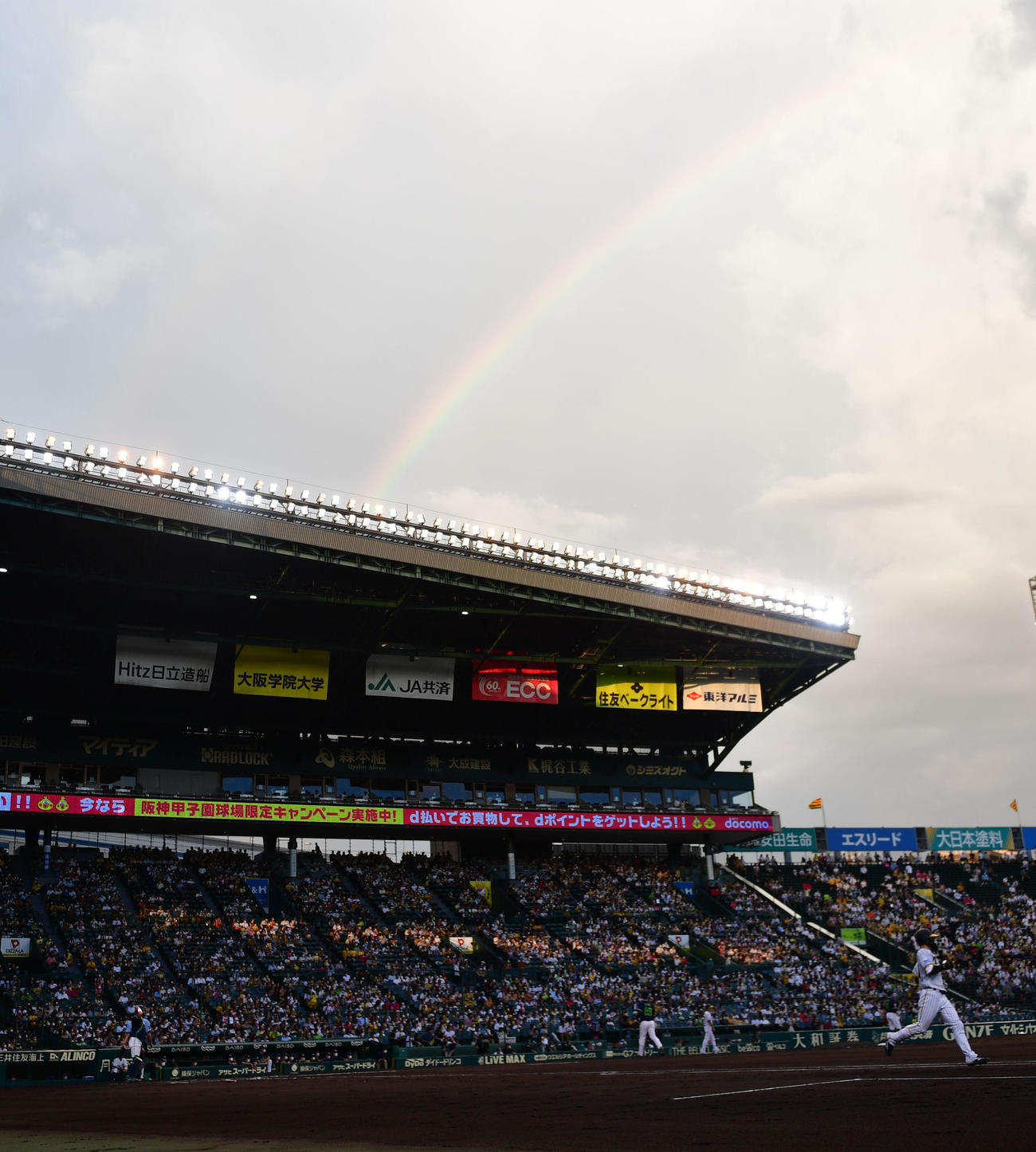 阪神対ヤクルト　虹の架かった甲子園球場（撮影・前岡正明）