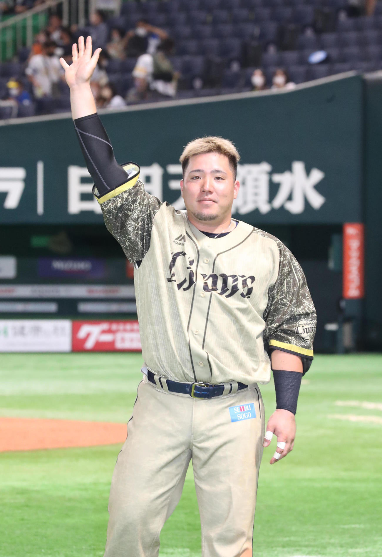 ソフトバンク対西武　ヒーローになった山川穂高はスタンドのファンに向かって手を振る（撮影・梅根麻紀）