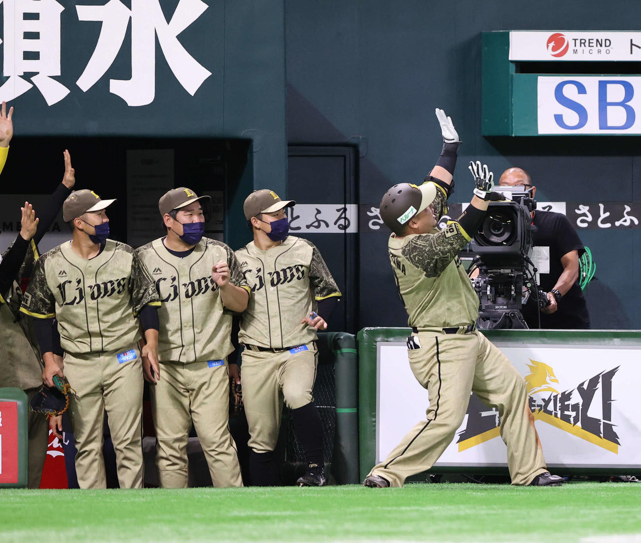 ソフトバンク対西武　4回表西武2死一、二塁、山川（右）は左越え3点本塁打を放ち、スタンドに向かってどすこいポーズを決める（撮影・梅根麻紀）