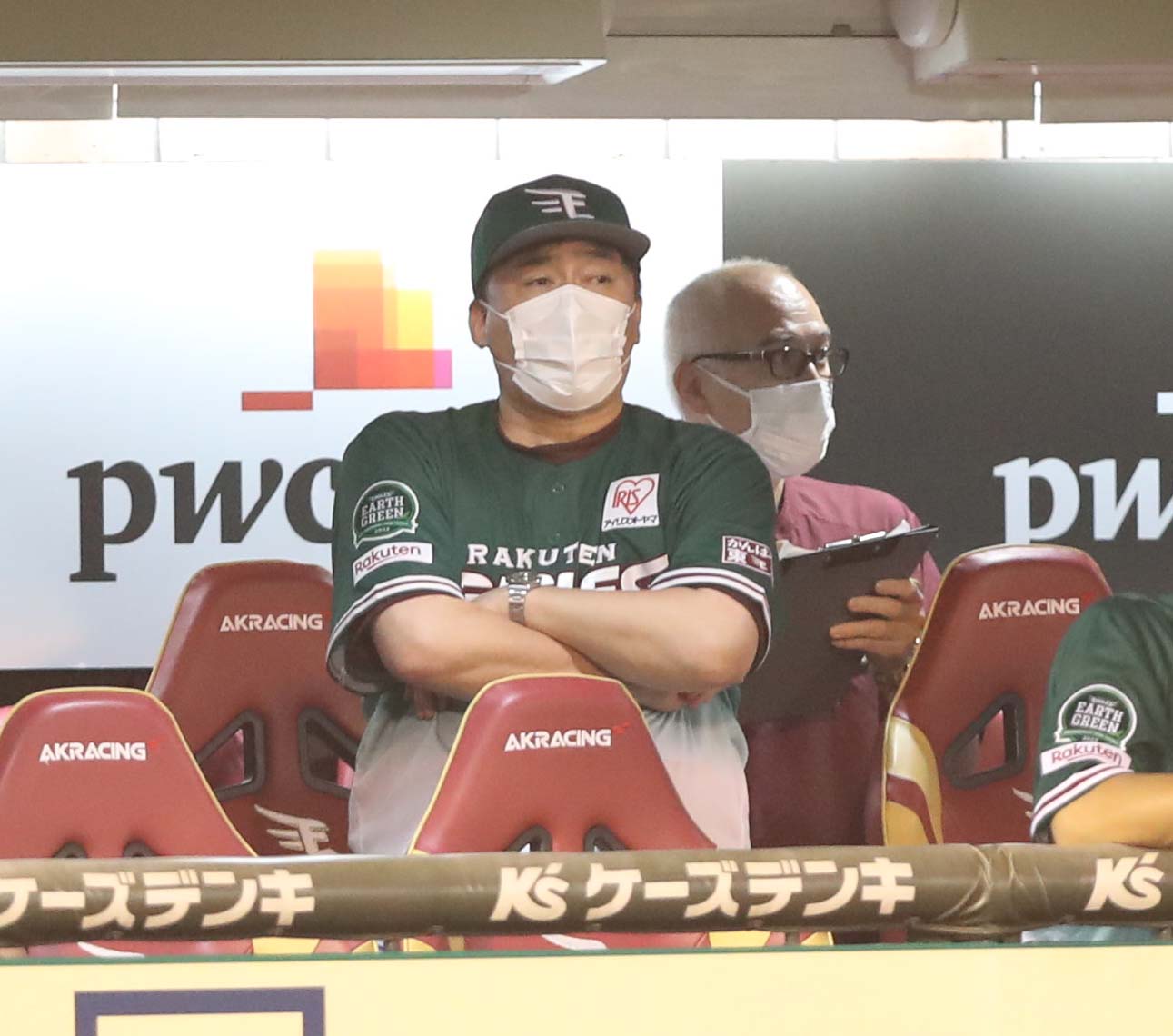楽天対日本ハム　ベンチで渋い表情の石井監督（撮影・黒川智章）