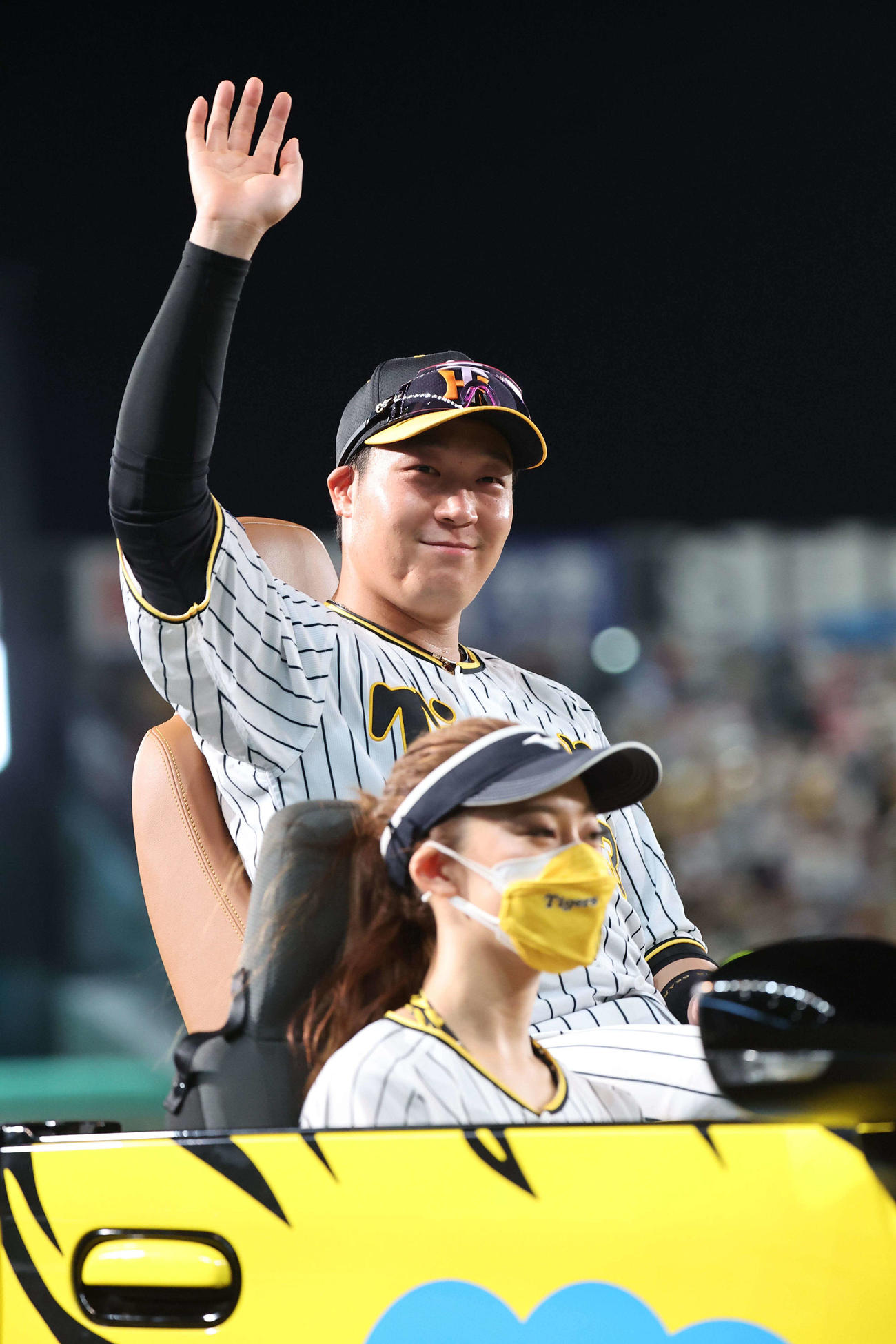 阪神対ヤクルト　ヒーローの大山はリリーフカーに乗って場内を1周する（撮影・上田博志）
