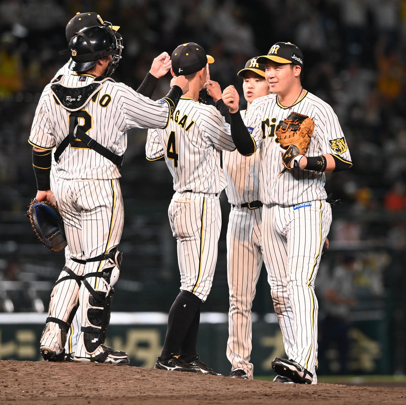 阪神対ヤクルト　ヤクルトに勝利、喜ぶ阪神ナイン（撮影・前岡正明）