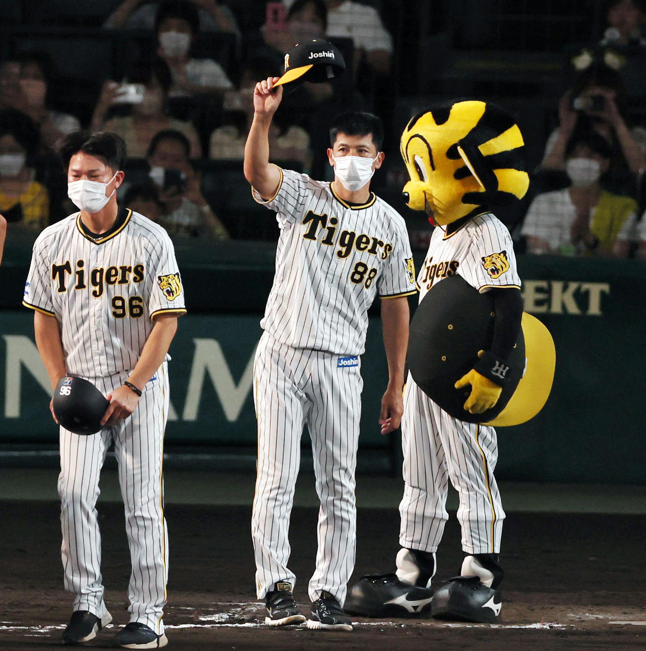 阪神対ヤクルト　ヤクルトに勝利しスタンドのファンにあいさつする矢野監督（撮影・加藤哉）