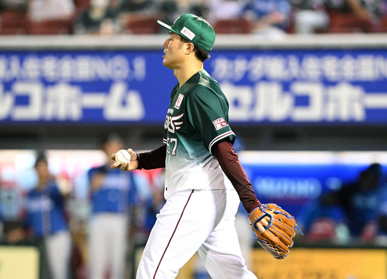 楽天対日本ハム　6回表日本ハム1死二塁、近藤に適時打を浴びる滝中（撮影・滝沢徹郎）