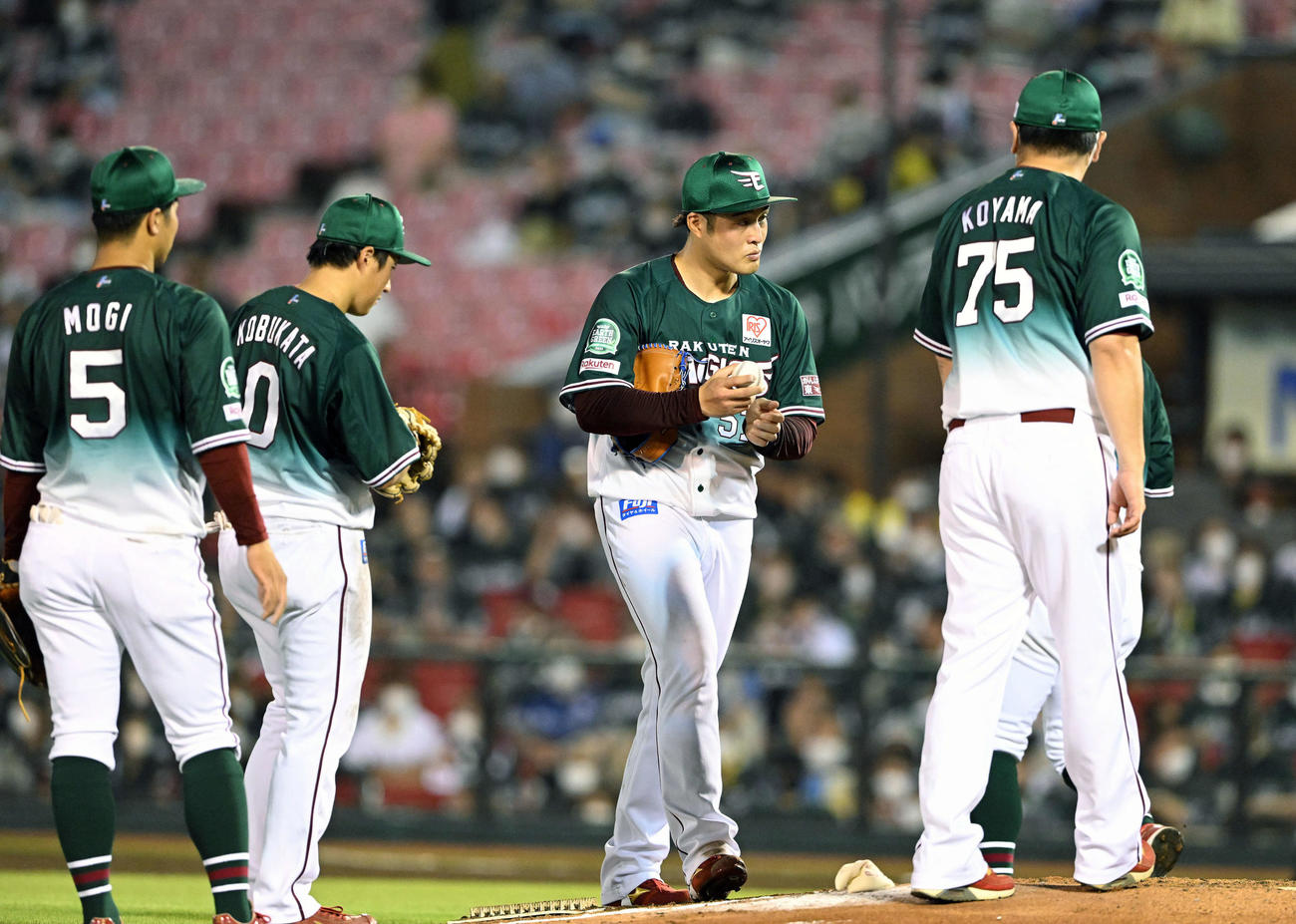 楽天対日本ハム　6回表、ピンチにマウンドの楽天滝中（左から3人目）のもとに集まる選手たち（撮影・滝沢徹郎）